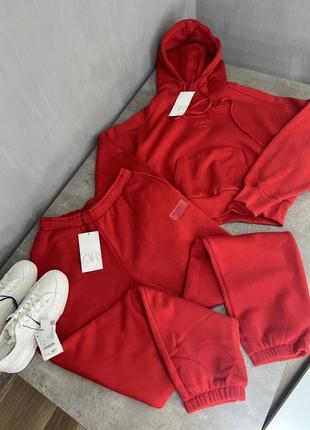 Трендовий червоний спортивний костюм zara