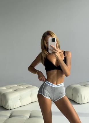 Спортивні шортики з розрізами по боках на широкій м'якій резинці.