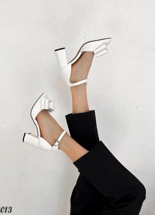 Белые женские туфли на каблуке каблуке с бантиком6 фото