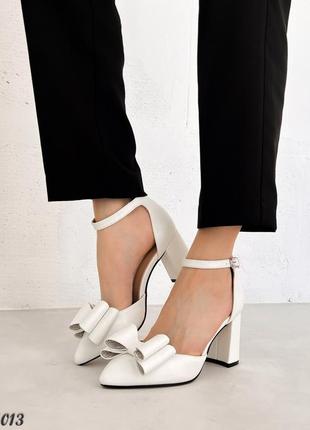 Белые женские туфли на каблуке каблуке с бантиком8 фото