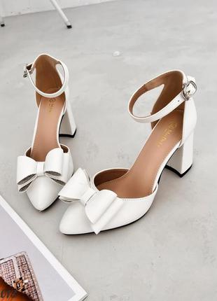 Белые женские туфли на каблуке каблуке с бантиком4 фото