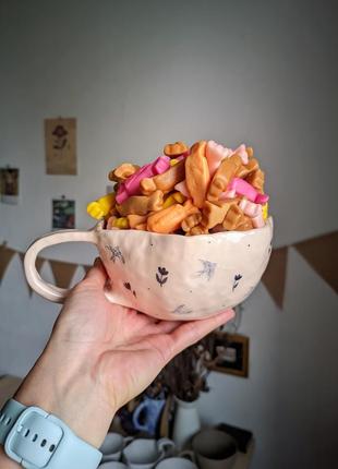Чашка пиала с ласточками керамика ручной работы бежевая глина птицы тюльпаны цветочки синие плоская большая кружка хенд мейд на подарок