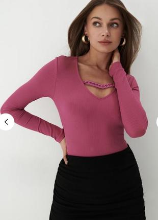 Кофта с акцентной цепочкой на декольте mohito