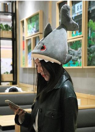 Шапка акула. смішна шапка для свят.