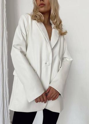 Однотонний жіночий піджак sakura з екошкіри lux якості білого кольору3 фото