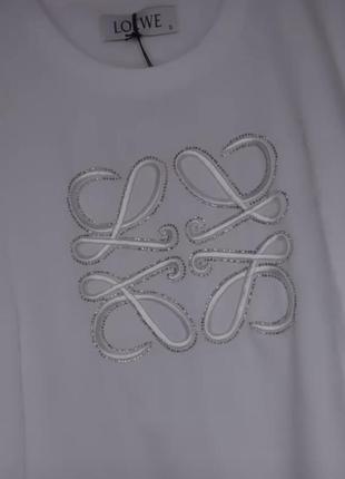 Біла футболка з вишивкою loewe  , футболка loewe у наявності брендова футболка у стилі loewe2 фото