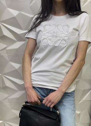 Біла футболка з вишивкою loewe  , футболка loewe у наявності брендова футболка у стилі loewe3 фото