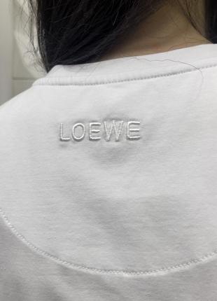 Белая футболка с вышивкой loewe, футболка loewe в наличии брендовая футболка в стиле loewe5 фото