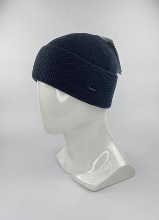 Теплая зимняя шапка