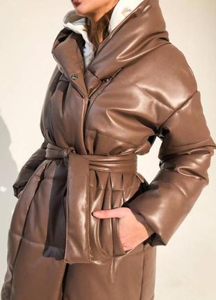 Довга жіноча зимова куртка - пуховик zefir з екошкіри класу lux на силіконі 200 з капюшоном колір капучино5 фото