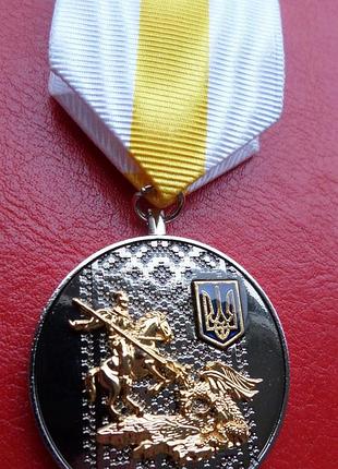 Медаль защитник украины с документом в футляре5 фото