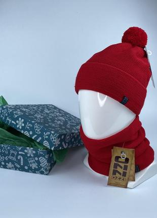 Красный набор шапка с бубоном и бафф