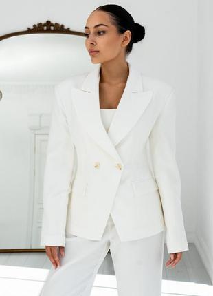 Елегантний приталений жакет молочний класичний піджак з гудзиками