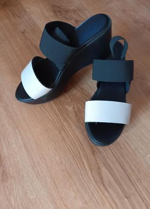 Босоніжки pollini італія 40р