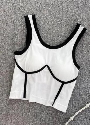 Белый спортивный топ