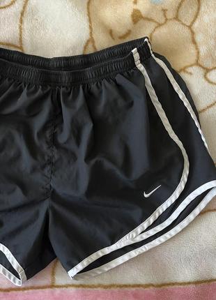 Спортивные шорты nike m