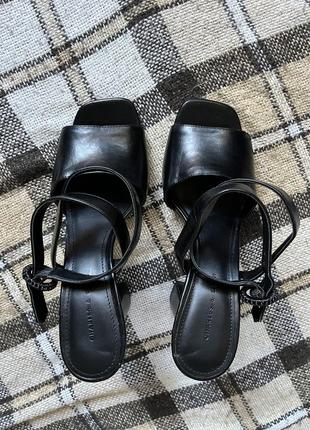 Черные босоножки на каблуке с квадратным носком 37 charles & keith