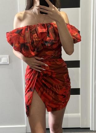 Платье prettylittlething