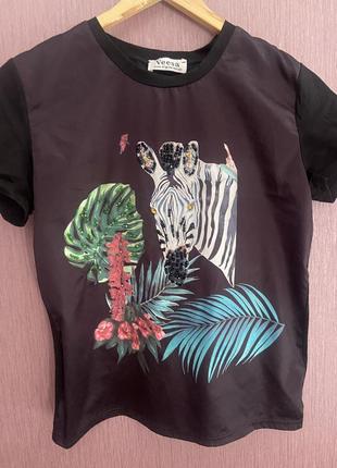 Яркая футболка с камушками