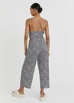 Лёгкий брючный комбинезон с кюлотами в цветочный принт pull & bear3 фото