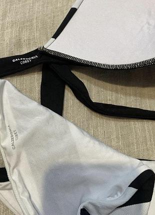 Calzedonia крутой черно-белый раздельный купальник на завязках качественного бренда (италия ) в полоску4 фото