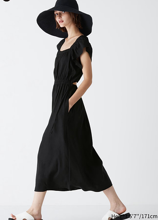 Платье чернa с открытой спиной uniqlo