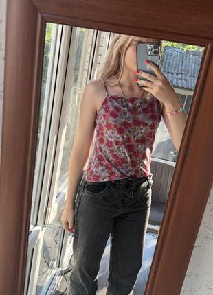 Майка в квітковий принт на коротких бретельках