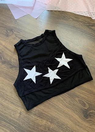Черный короткий топ майка с принтом звезды звезда сетка