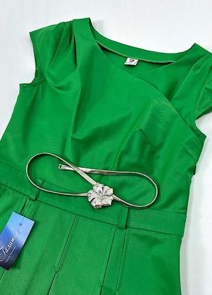 Оригинальное зеленое платье со складами и металлическим пояском – пружиной4 фото