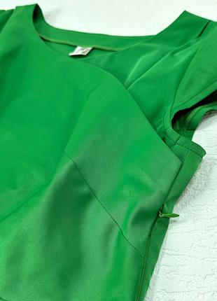 Оригинальное зеленое платье со складами и металлическим пояском – пружиной5 фото
