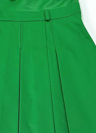 Оригинальное зеленое платье со складами и металлическим пояском – пружиной7 фото