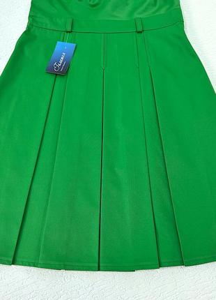Оригинальное зеленое платье со складами и металлическим пояском – пружиной6 фото