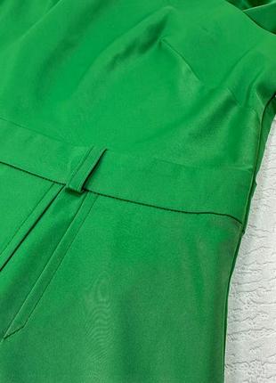 Оригинальное зеленое платье со складами и металлическим пояском – пружиной8 фото