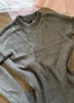 Серый вязаный шерстяной свитер с золотой цепочкой шерсть