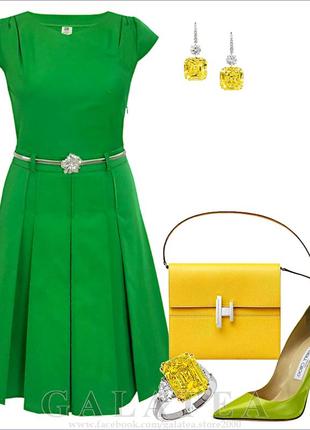 Оригинальное зеленое платье со складами и металлическим пояском – пружиной10 фото