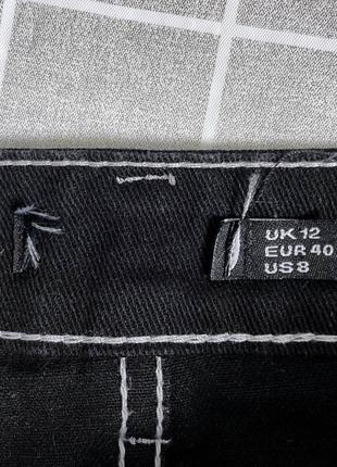 Черная джинсовая юбка на высокой посадке с контрастным швом4 фото