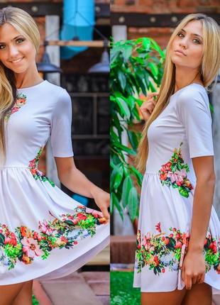 Красивое короткое белое платье с цветочным принтом
