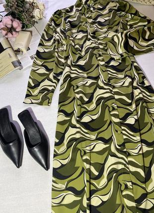 Шикарна атласна сукня міді в абстрактний принт бренду y.a.s3 фото