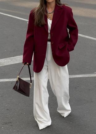 Женский пиджак цвета бордо