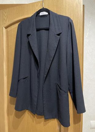 Жіночий класичний жакет чорного кольору, oversize, не приталений