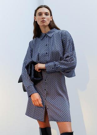 Атласное платье короткое платье сатиновое синее в принт