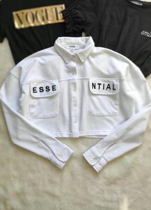 Белая короткая кофта свитшот куртка спортивная кроп-рубашка карманами тепла