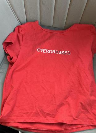Красная укороченная облегающая футболка с белой надписью4 фото