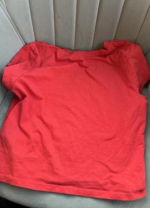 Червона вкорочена обтисла футболка з білим написом8 фото