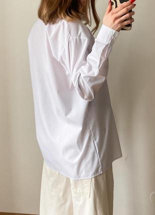 Белая рубашка оверсайз с декоративным элементом7 фото