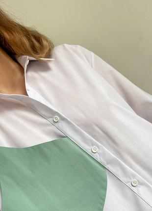 Белая рубашка оверсайз с декоративным элементом6 фото