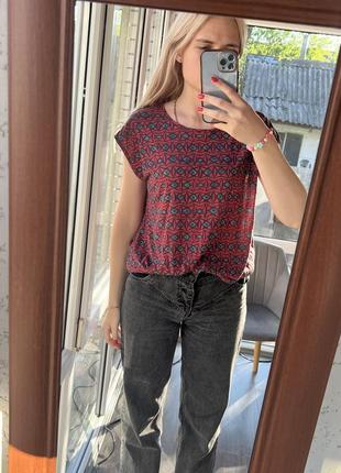 Бордова (червона) вільна довга футболка з відкритою спиною і узором