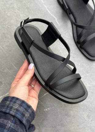 Жіночі босоніжки чорні шкіряні