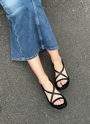 Жіночі босоніжки чорні шкіряні
