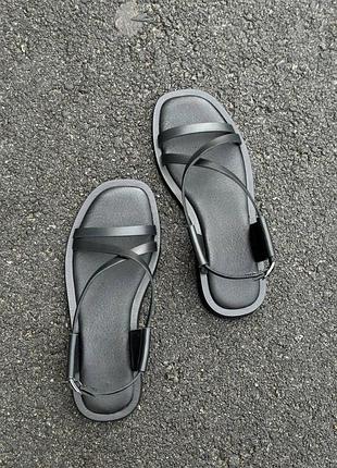 Жіночі босоніжки чорні шкіряні